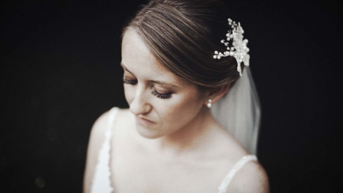Jayne with wedding head pic and veil