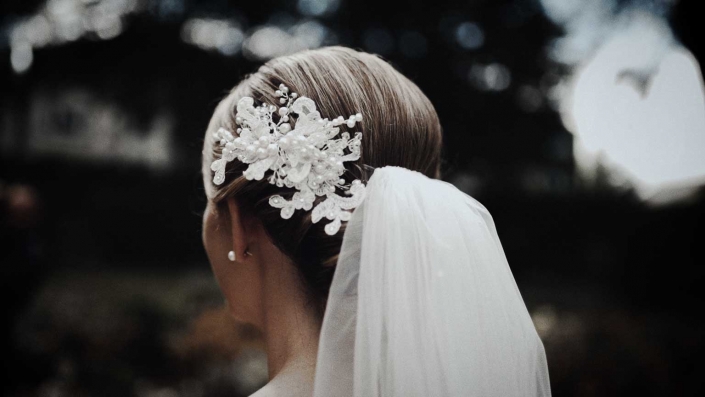 Head pis on bride head