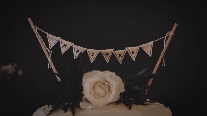 details on wedding cake MR and MRS