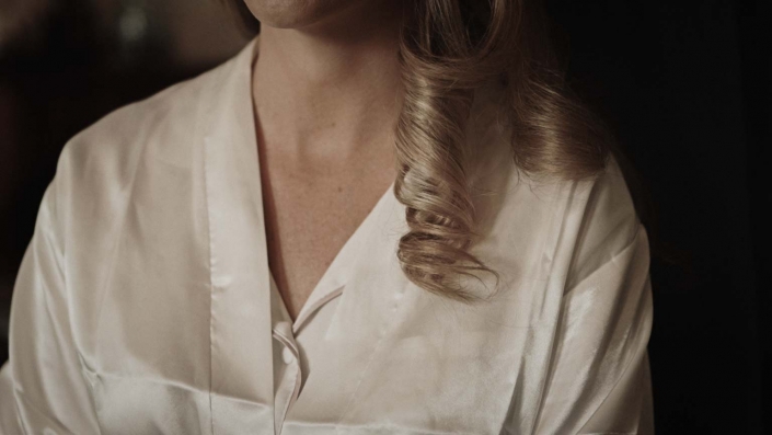 close look at Bride hair style.