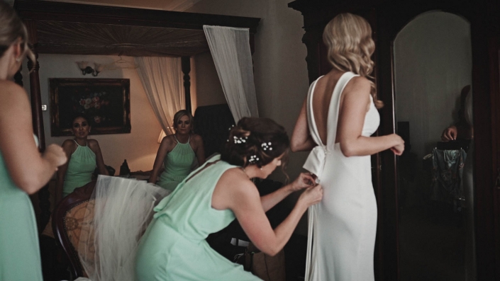 Bridesmaid tiding buttons at the back of dress