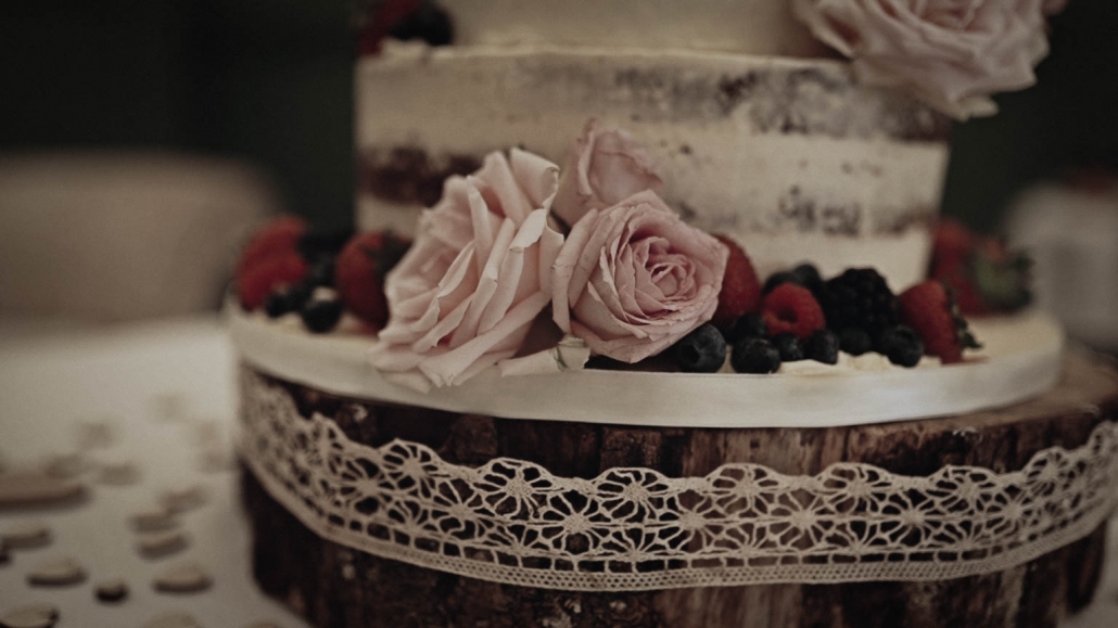 roses on wedding cake