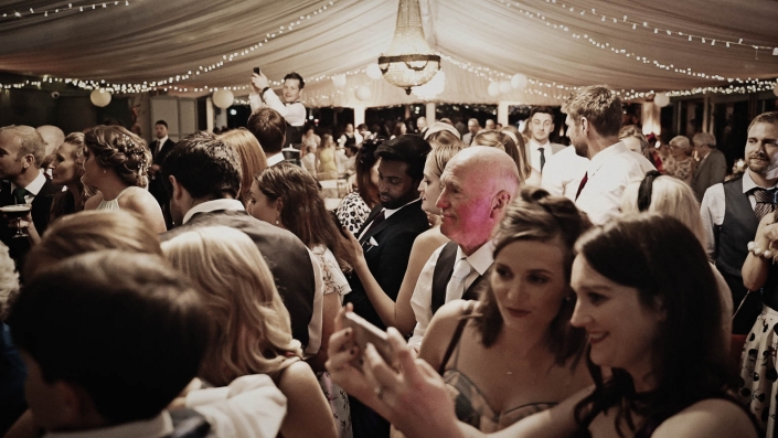 Guest are watching how wedding cake is cut