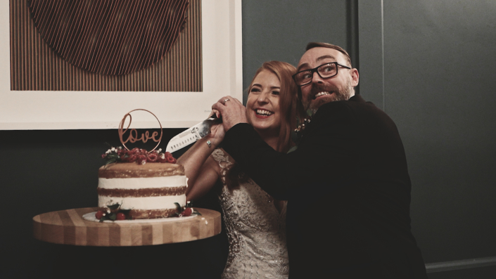 how to cut wedding cake