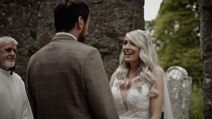 bride is telling vows