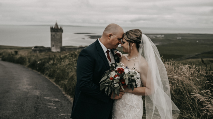 wedding photo wit castle in background